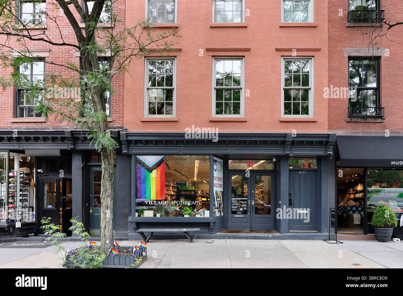New York, NY - 26. Juni 2025: Greenwich Village in New York City, Gebäude mit Apotheke Stockfoto