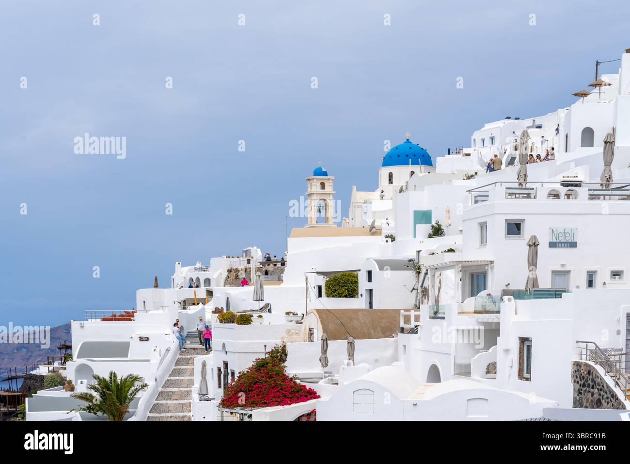 Fira, Santorini, Griechenland - 12. Mai 2025: Besucher der Stadt Fira, Santorini, Griechenland. Stockfoto