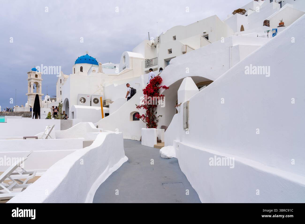 Besucher, die die Stadt Fira, Santorin, Griechenland, am 12. Mai 2025 besuchen Stockfoto