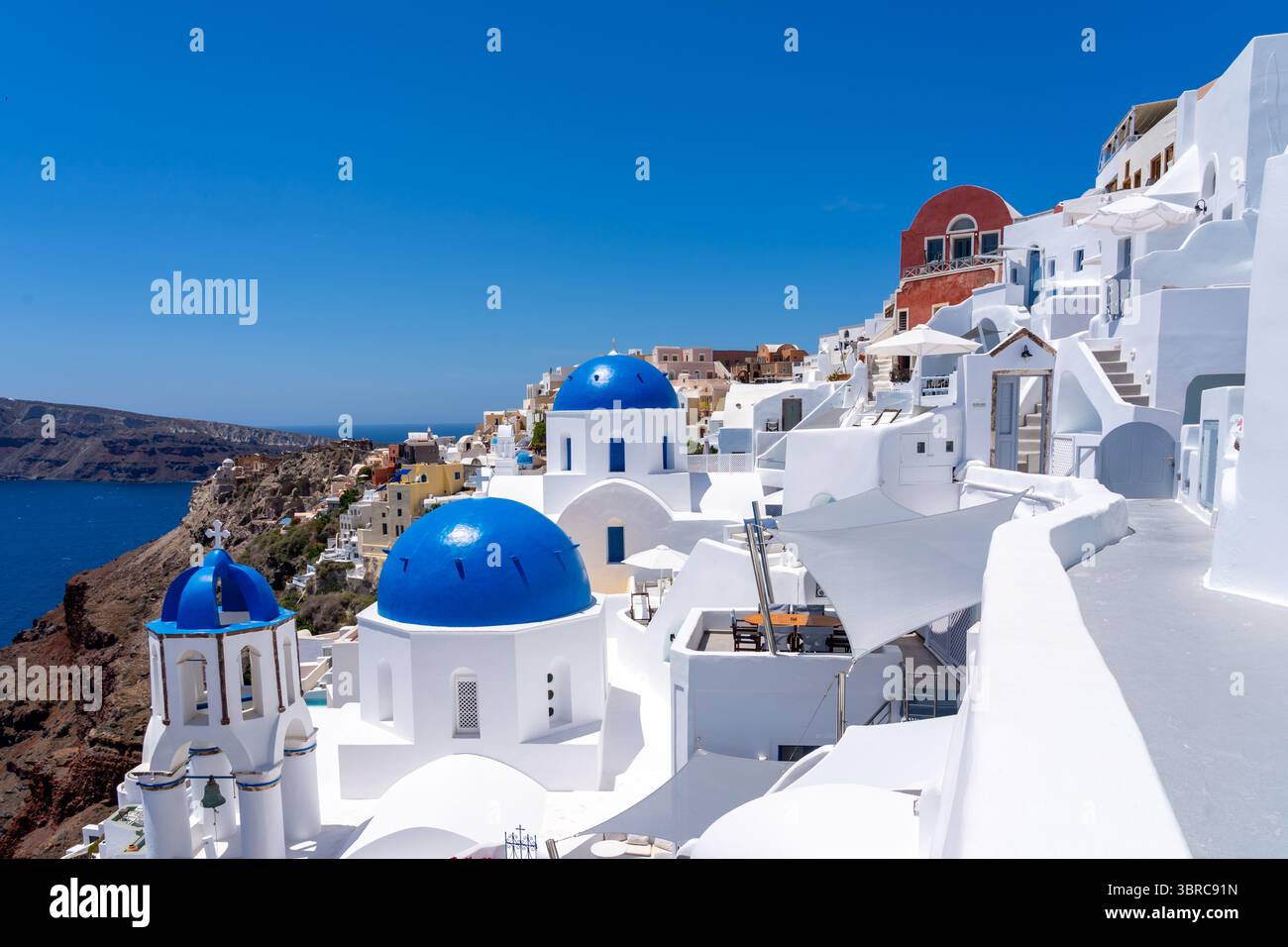 Blue Dome Churches St Anastasi und St Spirydon in Oia Town auf der Insel Santorin, Griechenland. Stockfoto