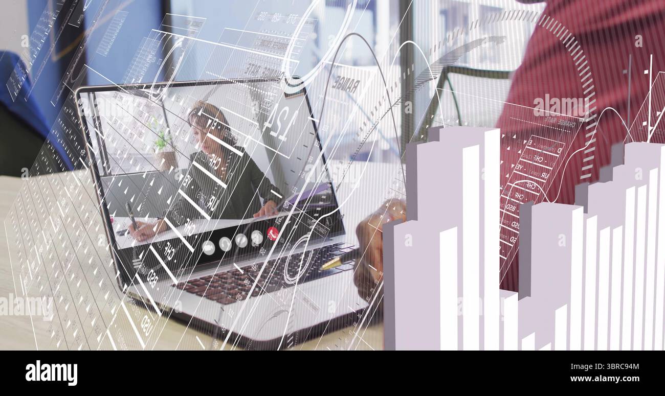 Analyse-Overlays überprüfen, Mann in rotem Pullover mit Laptop, Stift und Notebook am Schreibtisch Stockfoto