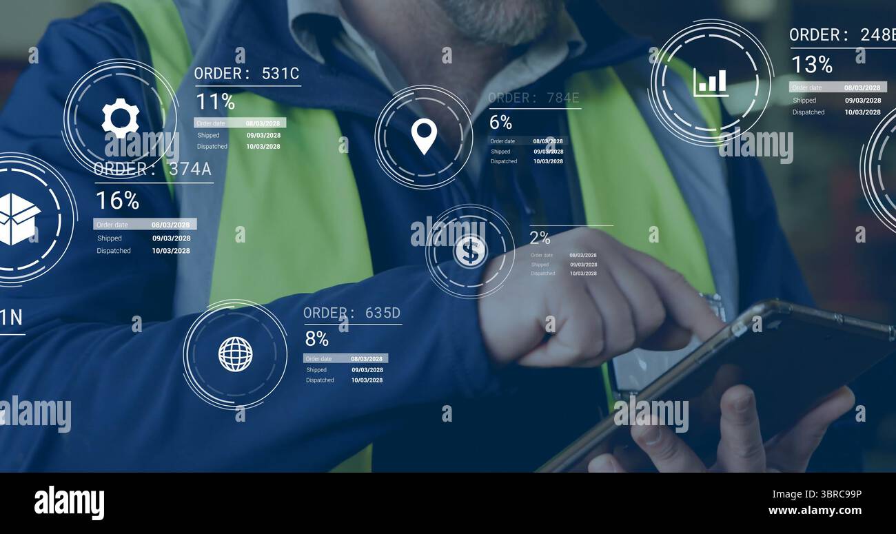Logistikmitarbeiter, der eine Warnweste trägt, überprüft den Lagerbestand im Lagerbereich mit Tablet-Overlays Stockfoto