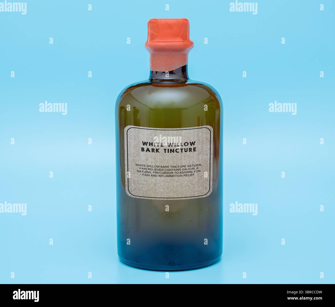 Weiße Weidenrinde Tinktur. Natürliches Schmerzmittel/ enthält Salicin, einen natürlichen Vorläufer von Aspirin, zur Linderung von Schmerzen und Entzündungen. Stockfoto