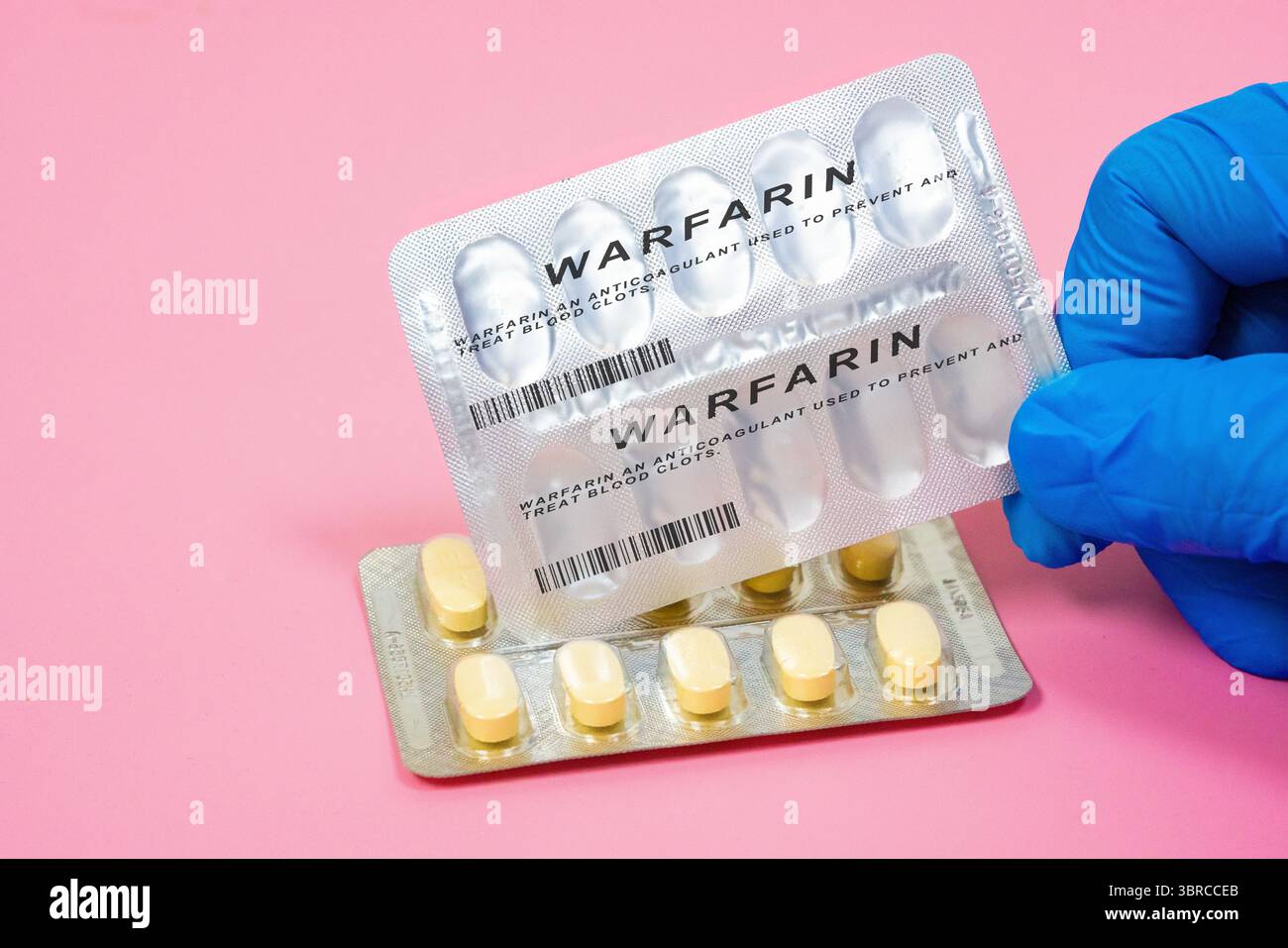 Warfarin-Pillen. Ein Antikoagulans zur Verhinderung von Blutgerinnseln unter verschiedenen Bedingungen. Stockfoto
