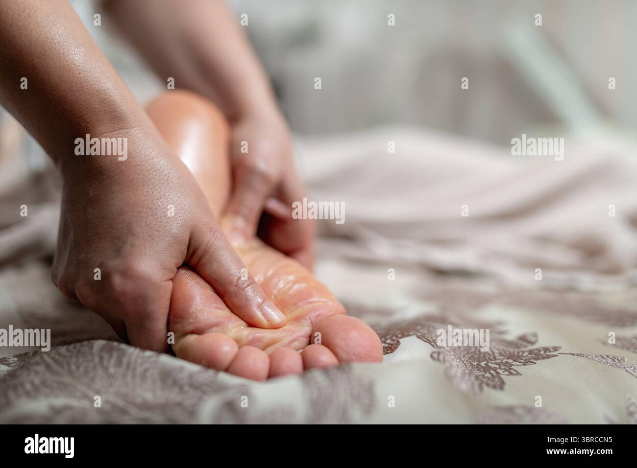 Entspannende Fußmassage für einen Mann mit Schwerpunkt auf Stress, Verbesserung der Durchblutung und Förderung des allgemeinen Wohlbefindens. Stockfoto