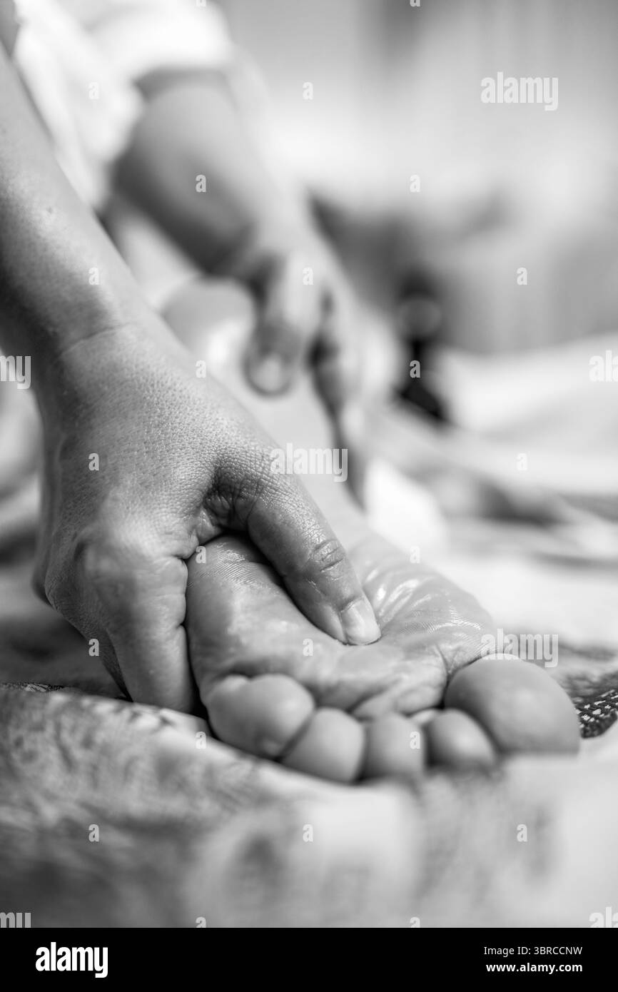 Fußmassage in einem professionellen Salon Stockfoto