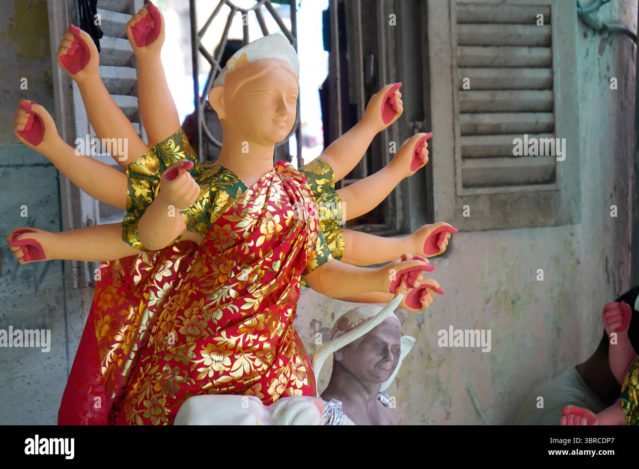 Nahaufnahme des teilweise dekorierten Durga Idol in der Kunsthandwerkstatt in Kumartuli Kalkutta Stockfoto