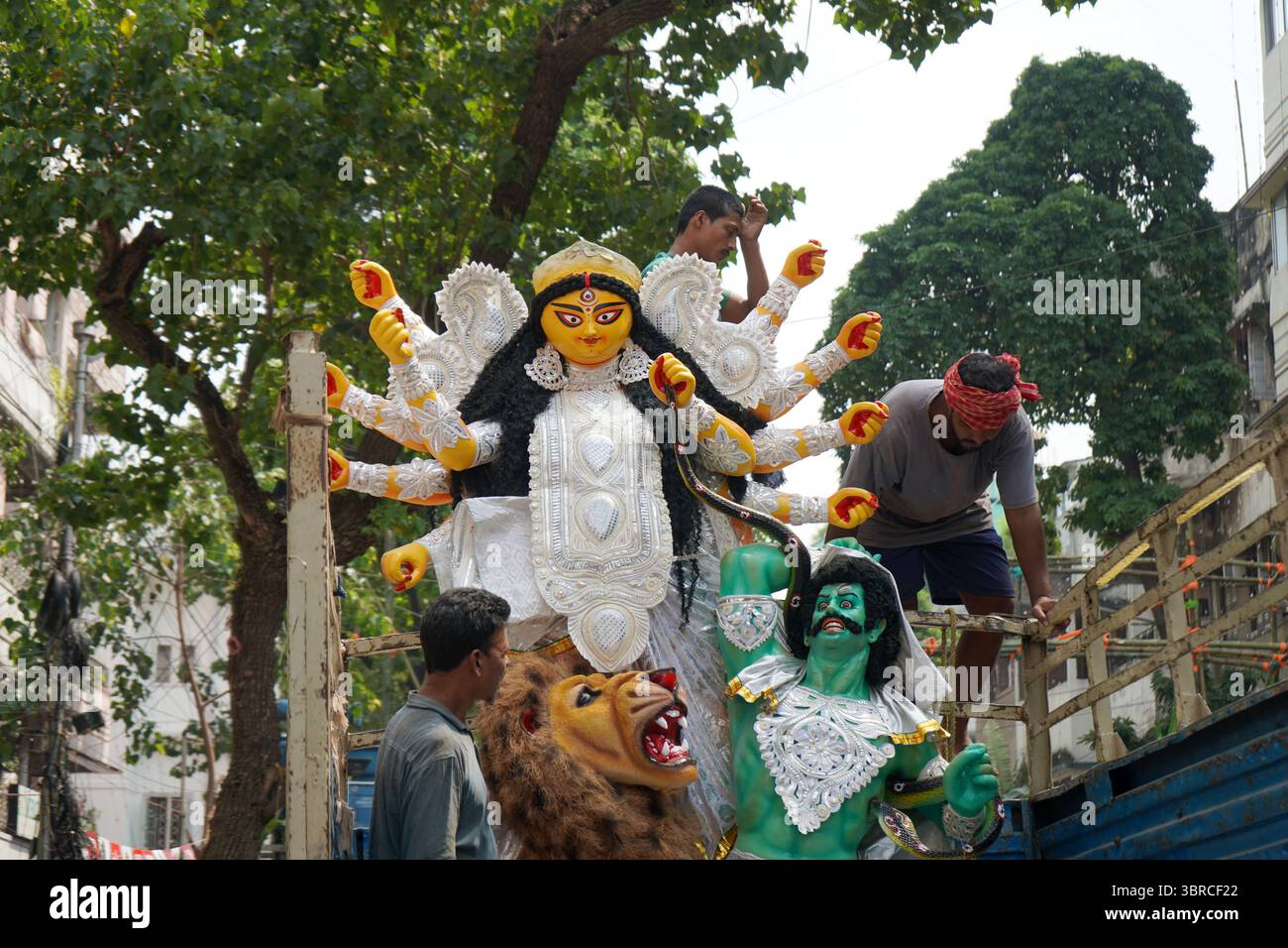 14. Oktober 2023, Kumartuli, Kalkutta, Westbengalen, Indien. Daaker SAAJ Durga Idol auf dem LKW, während Puja-Vorbereitungen bei Kumart Stockfoto