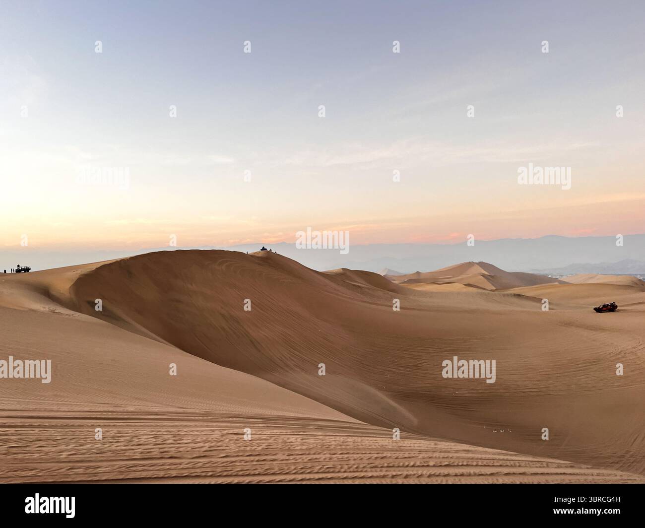 Wunderschöne Auswahl an Sanddünen in der Wüste bei Sonnenaufgang und Sonnenuntergang. Trockene Landschaft Huacachina, Ica, Peru. Touristenziel für Extremsportler, Stockfoto