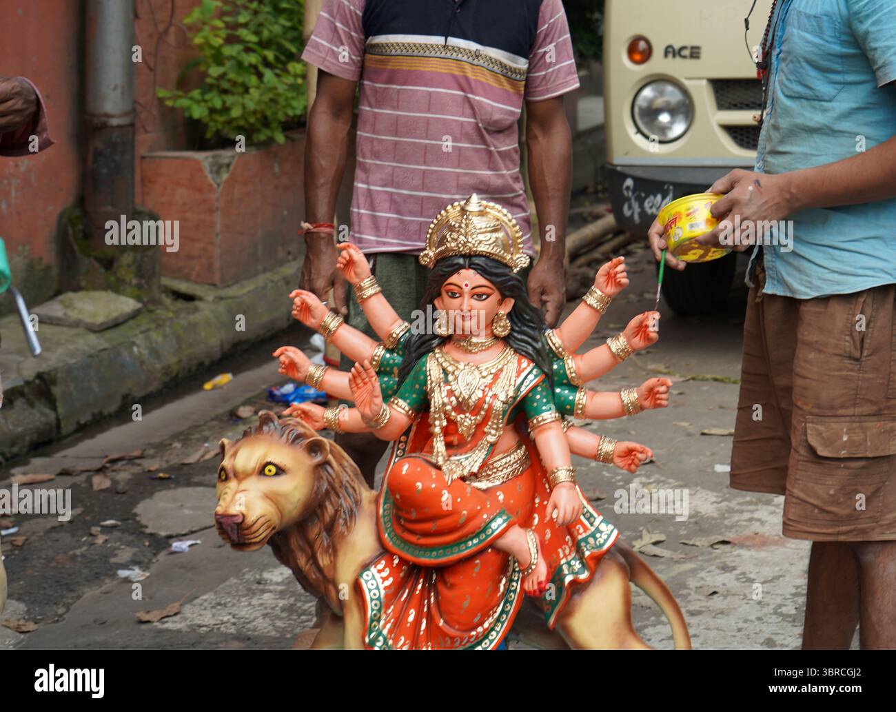 Der letzte Schliff auf einem kleinen Durga-Idol vor dem Pandal-Setup Stockfoto