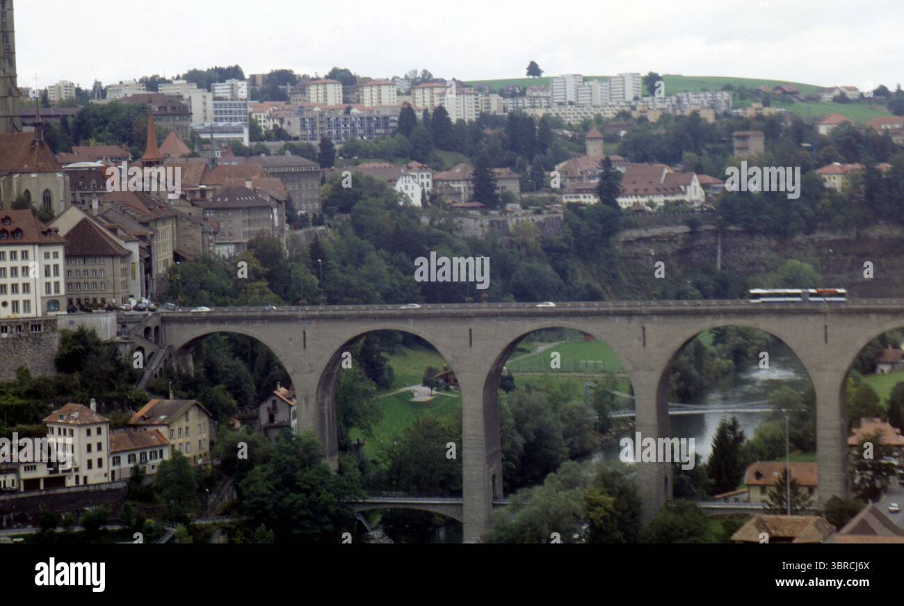 Historische Zaehringer Brücke Über Den Sarine Fluss, Freiburg Schweiz Stockfoto
