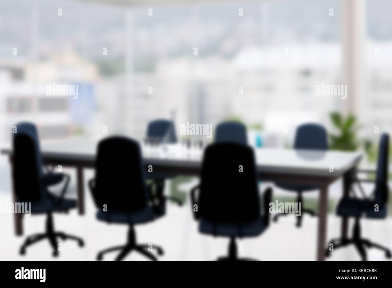 Das flache Design-Büro zeigt einen Holztisch mit Drehstühlen, Gläsern, Stifthalter und Topfpflanze Stockfoto