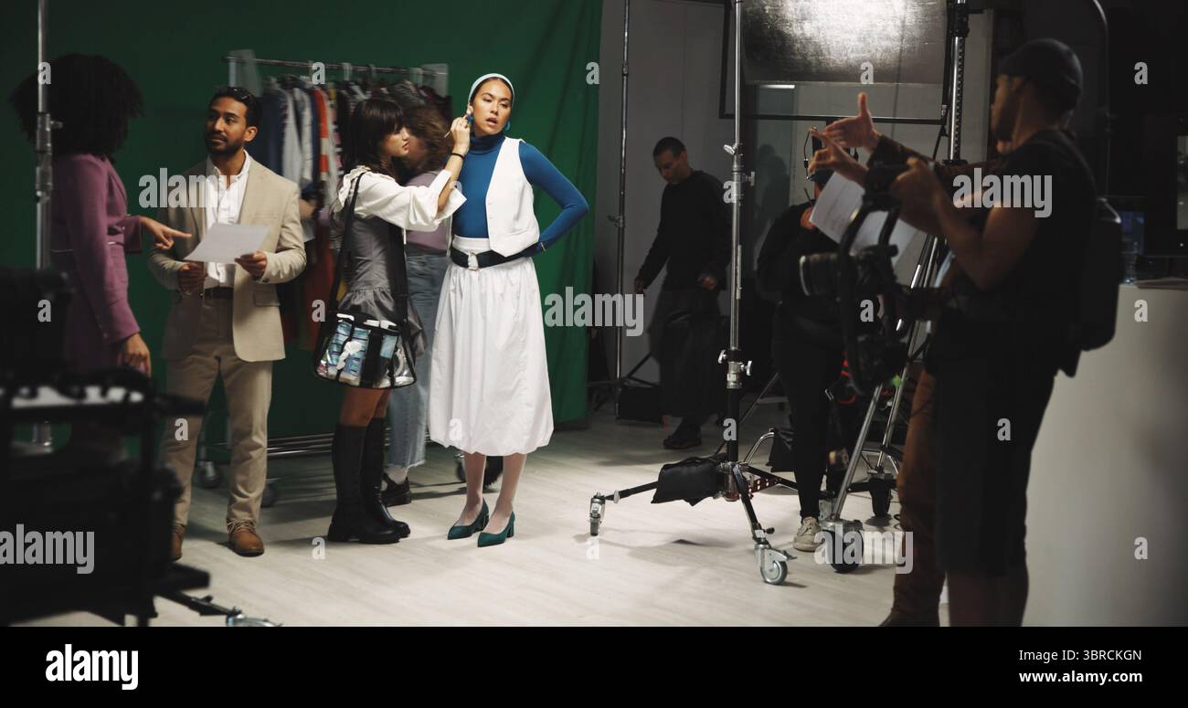 Schauspielerin, Frau und Make-up-Künstlerin im Produktionsstudio zur Vorbereitung mit Green Screen. Hinter den Kulissen, Stylist und Kosmetik für Schönheit mit Stockfoto