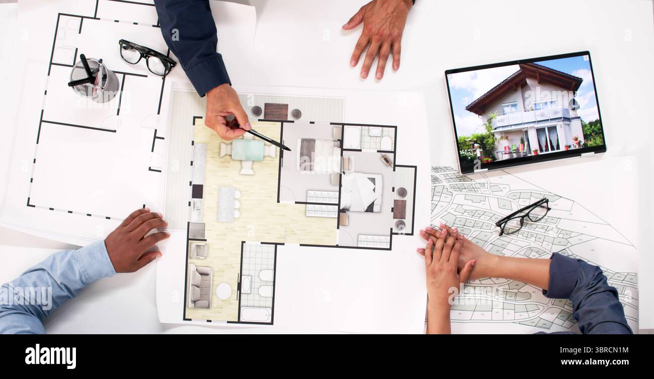 Real Estate Financial Advisor Berät Multiracial Paare Bei Wohnungskäufen. Stockfoto