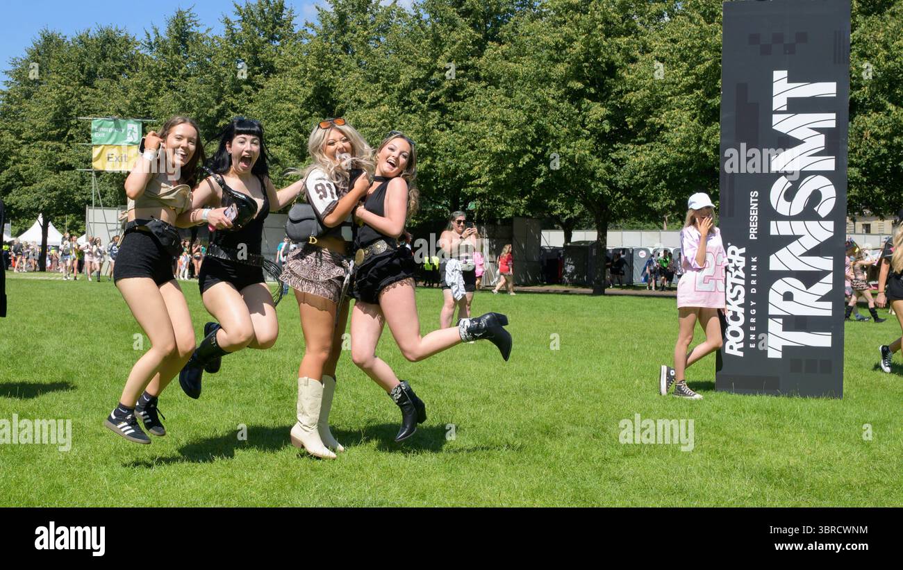 Glasgow, Großbritannien. Juli 2025. Musikfans kommen beim schottischen Musikfestival TRNSMT an. Das TRNSMT Music Festival wurde 2017 in Glasgow durch DF Concerts ins Leben gerufen. Es gilt als Ersatz für das T im Park Music Festival. (Foto: Stuart Westwood/SOPA Images/SIPA USA) Credit: SIPA USA/Alamy Live News Stockfoto