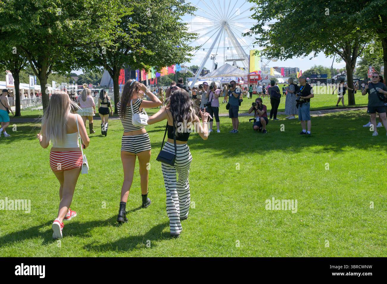 Glasgow, Großbritannien. Juli 2025. Musikfans kommen beim schottischen Musikfestival TRNSMT an. Das TRNSMT Music Festival wurde 2017 in Glasgow durch DF Concerts ins Leben gerufen. Es gilt als Ersatz für das T im Park Music Festival. (Foto: Stuart Westwood/SOPA Images/SIPA USA) Credit: SIPA USA/Alamy Live News Stockfoto
