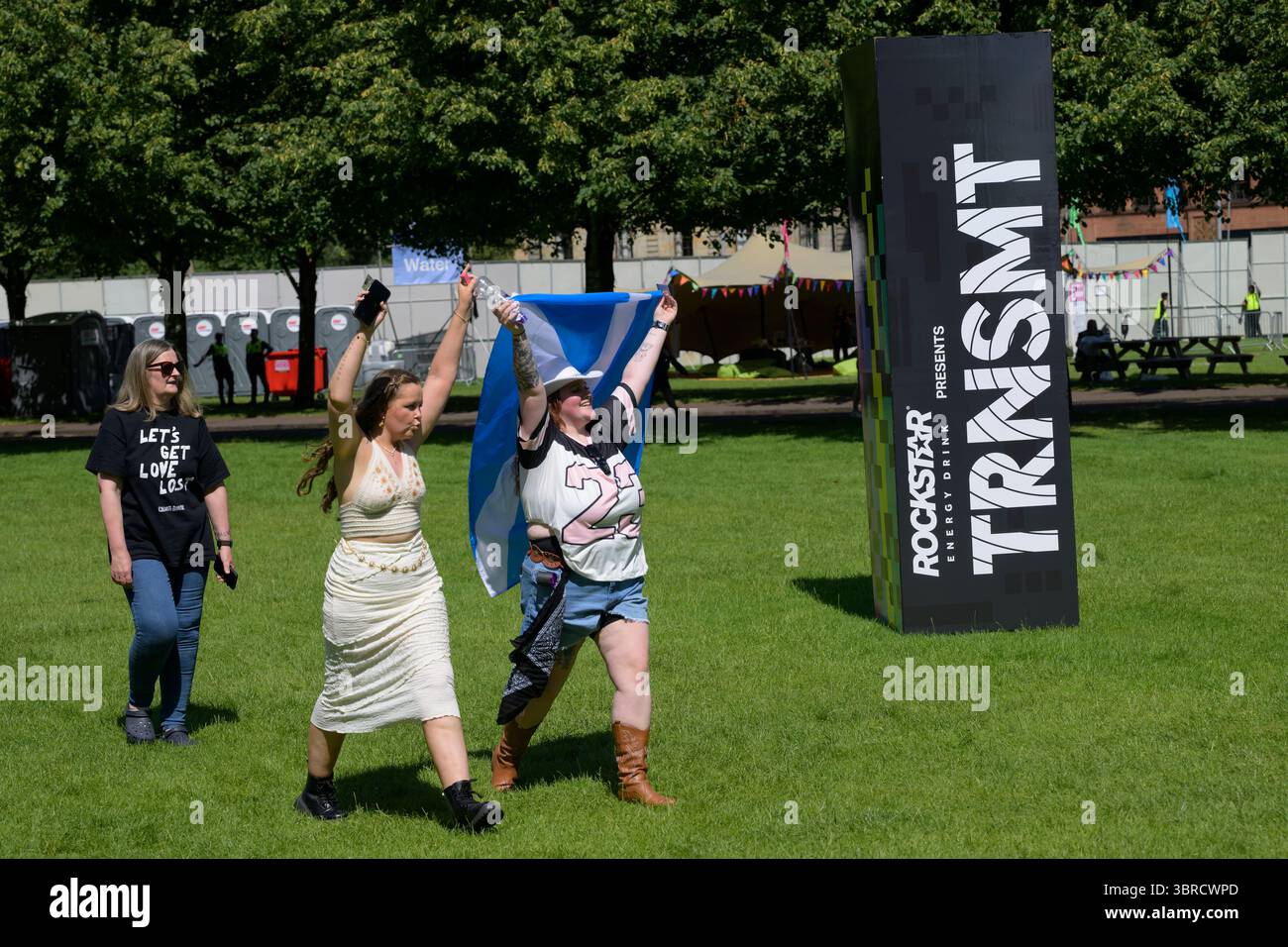 Glasgow, Großbritannien. Juli 2025. Musikfans kommen beim schottischen Musikfestival TRNSMT an. Das TRNSMT Music Festival wurde 2017 in Glasgow durch DF Concerts ins Leben gerufen. Es gilt als Ersatz für das T im Park Music Festival. (Foto: Stuart Westwood/SOPA Images/SIPA USA) Credit: SIPA USA/Alamy Live News Stockfoto
