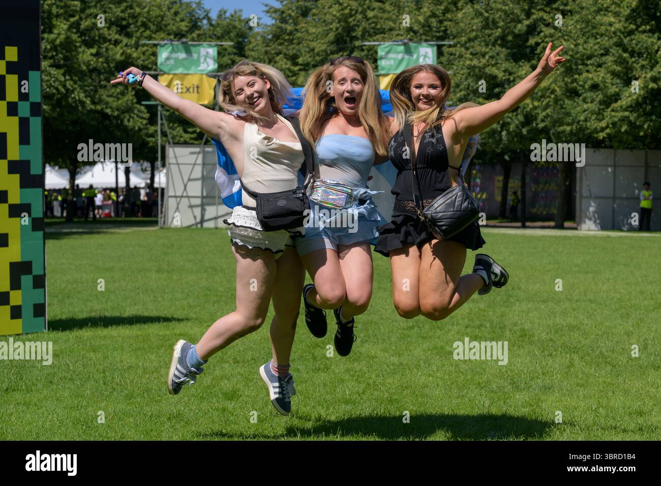 Glasgow, Großbritannien. Juli 2025. Musikfans kommen beim schottischen Musikfestival TRNSMT an. Das TRNSMT Music Festival wurde 2017 in Glasgow durch DF Concerts ins Leben gerufen. Es gilt als Ersatz für das T im Park Music Festival. Quelle: SOPA Images Limited/Alamy Live News Stockfoto