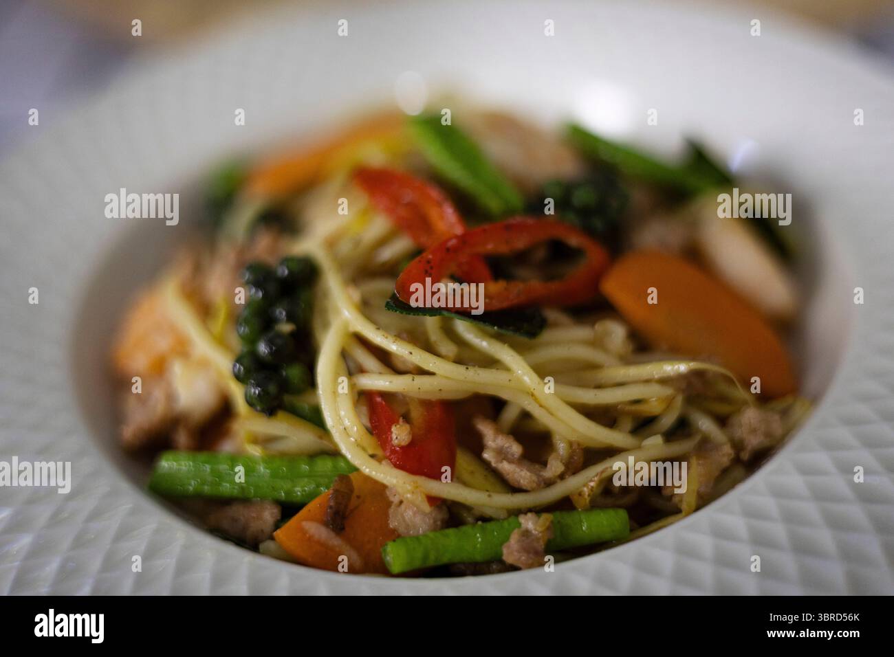 Spaghetti Pad Thai Kräuter mit scharfem Hackfleisch, Hintergrund für Werbung und Tapeten in Kultur und Gastronomie. Stockfoto