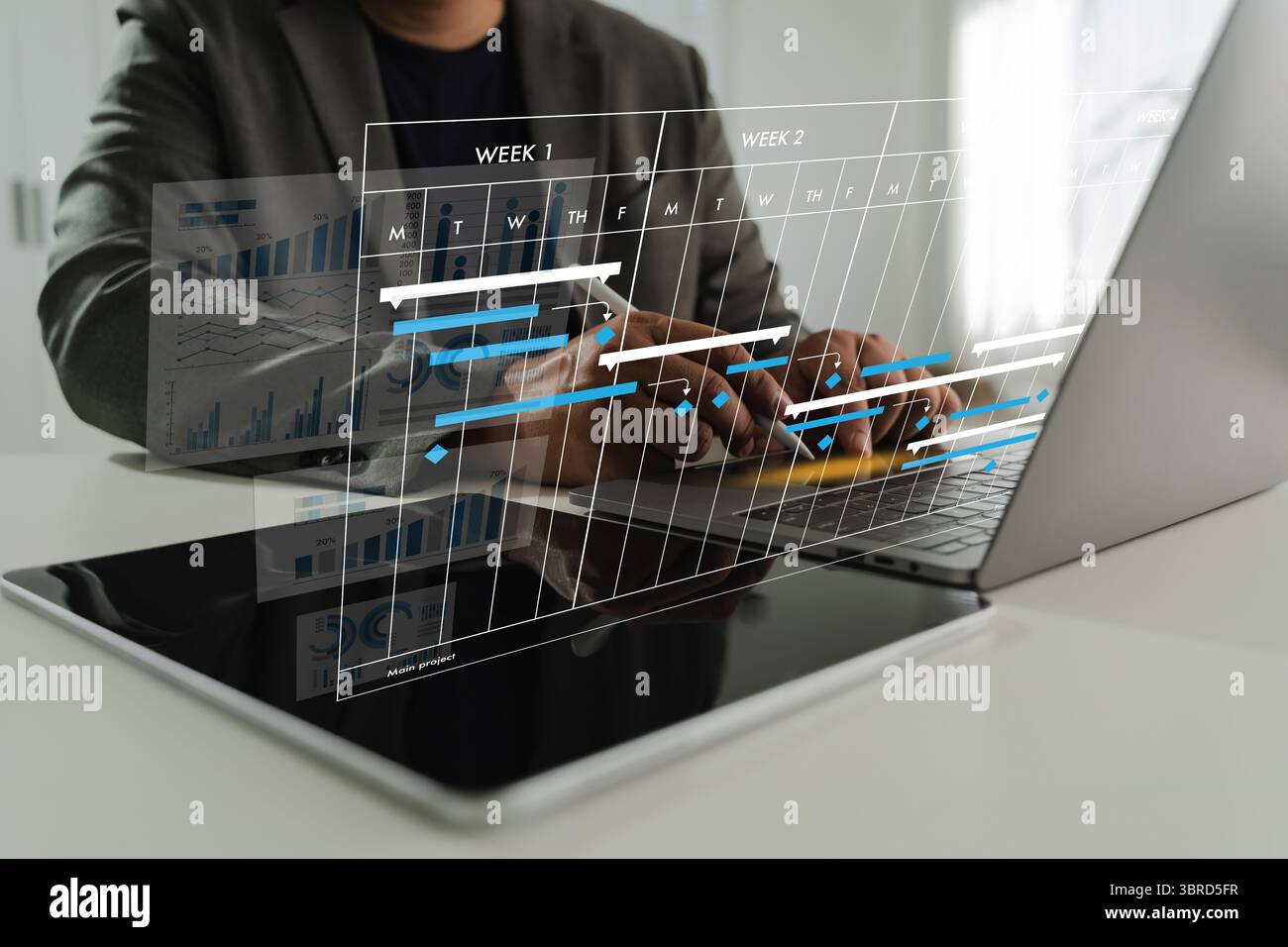 Ein Mitarbeiter der Projektmanagementsoftware, der mit digitalen Diagrammen und Diagrammen arbeitet, Daten analysiert und moderne Büroumgebungen plant Stockfoto