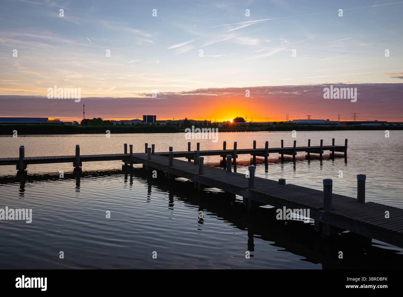Malerischer Blick auf einen hölzernen Steg am Fluss Rotte, westliche Niederlande bei Sonnenuntergang Stockfoto