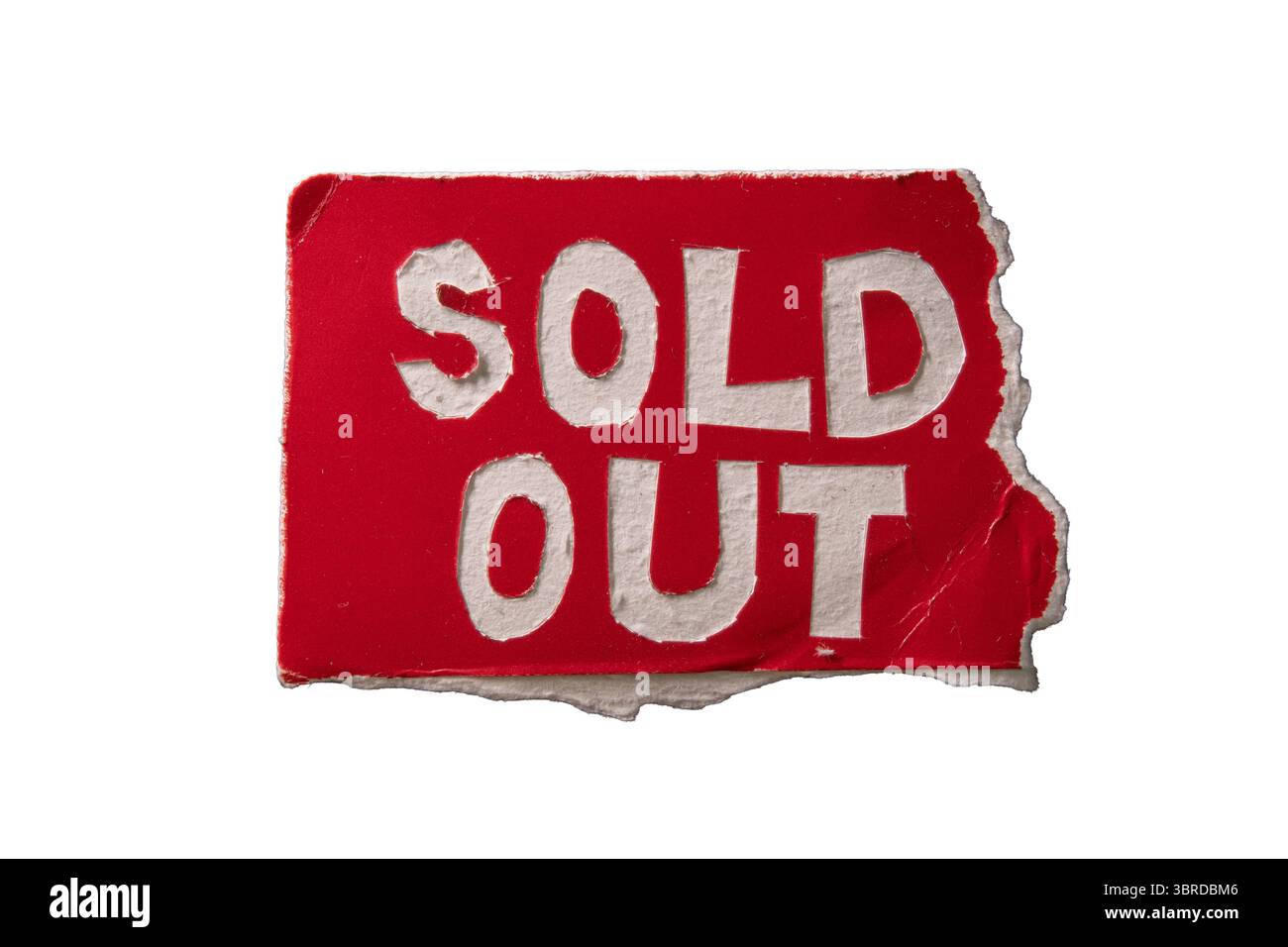 „Ausverkaufter“ Text wurde auf einem Stück rotem Papier auf weißem Hintergrund mit Beschneidungspfad gesucht Stockfoto