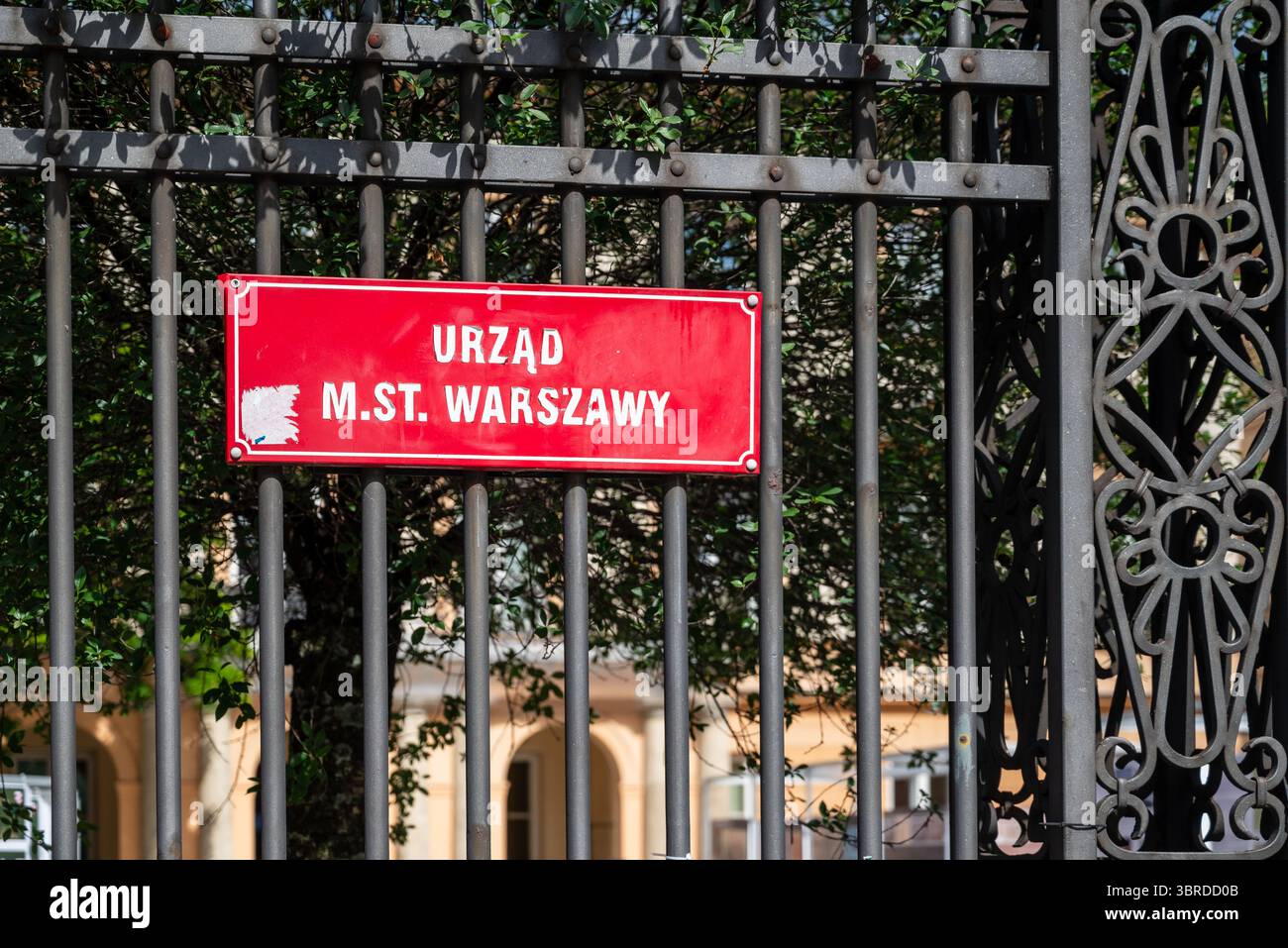 Rotes Schild vor dem Warschauer Rathaus oder Rathaus - die Stadtverwaltung in der Hauptstadt Polens, Warschau Stockfoto