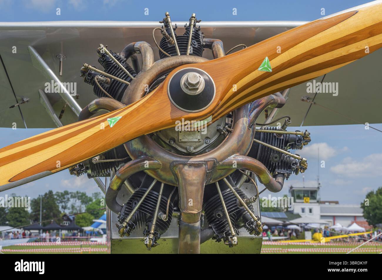 Sternmotor mit Propeller der flugfähigen Nachbildung der Udet U 12 Flamingo, D-EOSM, auf dem Flugfeldfest in Durach, Allgäu, Schwaben, Bayern, GE Stockfoto