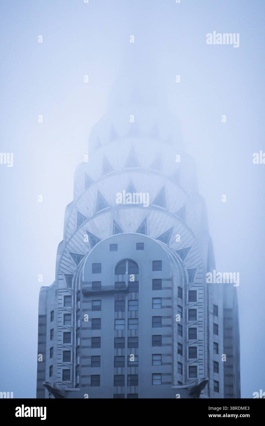Der Turm des Crysler Building im Nebel, New York, USA Stockfoto