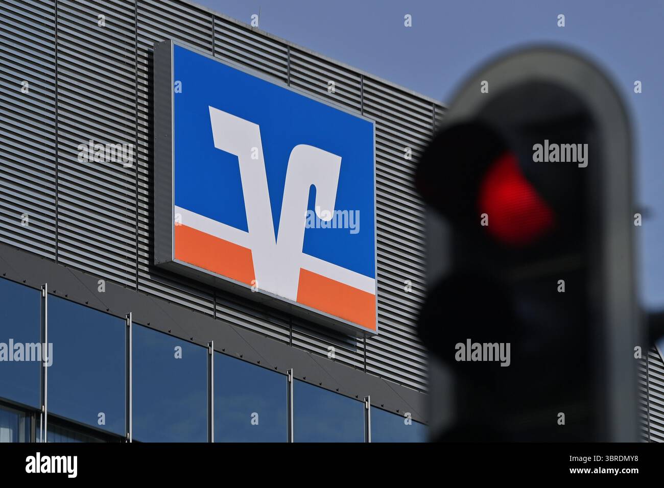München, Deutschland. Juli 2025. Themenfoto: Volksbank Raiffeisenbank EG, Logo, Banklogo, Firmenlogo, Firmenlogo. Rote Ampel. ? Quelle: dpa/Alamy Live News Stockfoto
