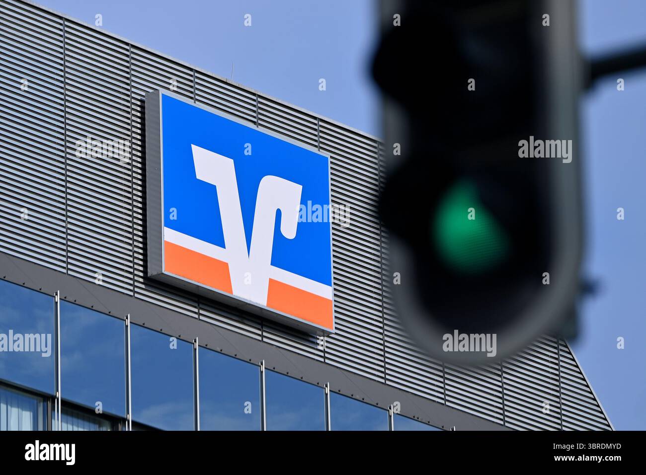München, Deutschland. Juli 2025. Themenfoto: Volksbank Raiffeisenbank EG, Logo, Banklogo, Firmenlogo, Firmenlogo. Grüne Ampel. ? Quelle: dpa/Alamy Live News Stockfoto