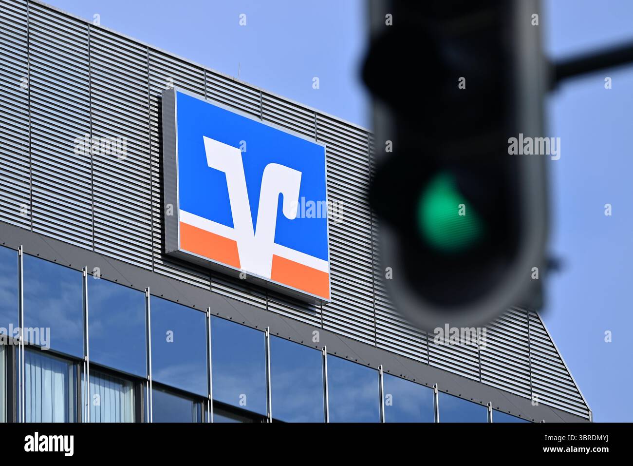 München, Deutschland. Juli 2025. Themenfoto: Volksbank Raiffeisenbank EG, Logo, Banklogo, Firmenlogo, Firmenlogo. Grüne Ampel. ? Quelle: dpa/Alamy Live News Stockfoto