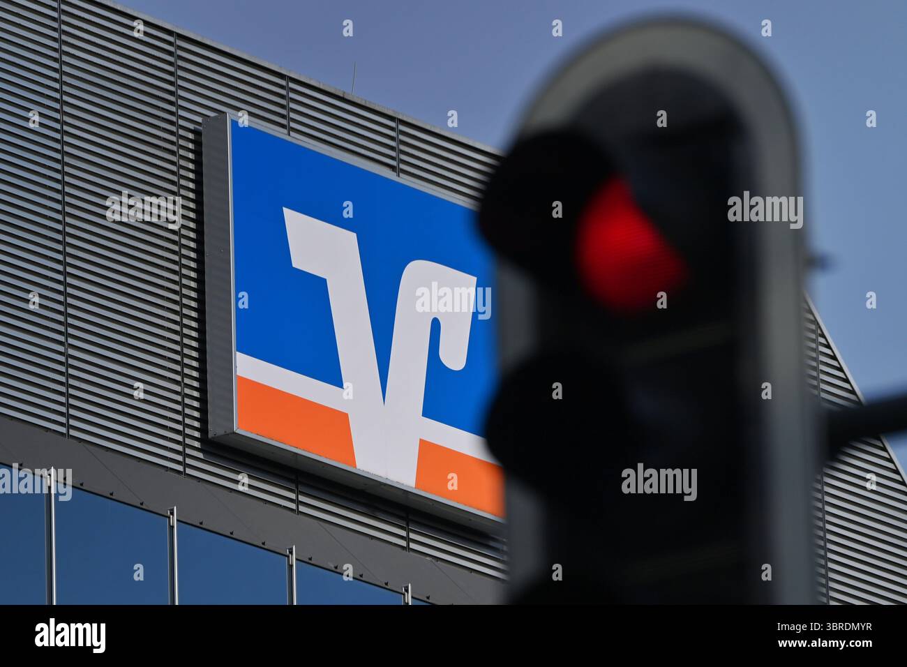 München, Deutschland. Juli 2025. Themenfoto: Volksbank Raiffeisenbank EG, Logo, Banklogo, Firmenlogo, Firmenlogo. Rote Ampel. ? Quelle: dpa/Alamy Live News Stockfoto