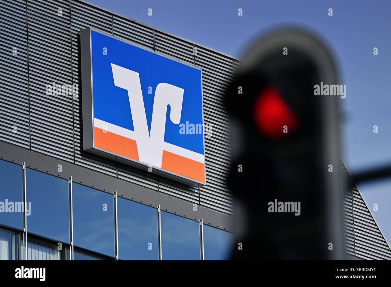 München, Deutschland. Juli 2025. Themenfoto: Volksbank Raiffeisenbank EG, Logo, Banklogo, Firmenlogo, Firmenlogo. Rote Ampel. ? Quelle: dpa/Alamy Live News Stockfoto