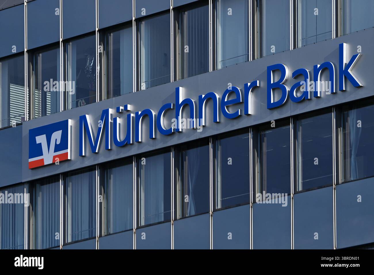 München, Deutschland. Juli 2025. Themenfoto: Volksbank Raiffeisenbank, Munich Bank EG, Logo, Banklogo, Firmenlogo, Firmenemblem. Quelle: dpa/Alamy Live News Stockfoto