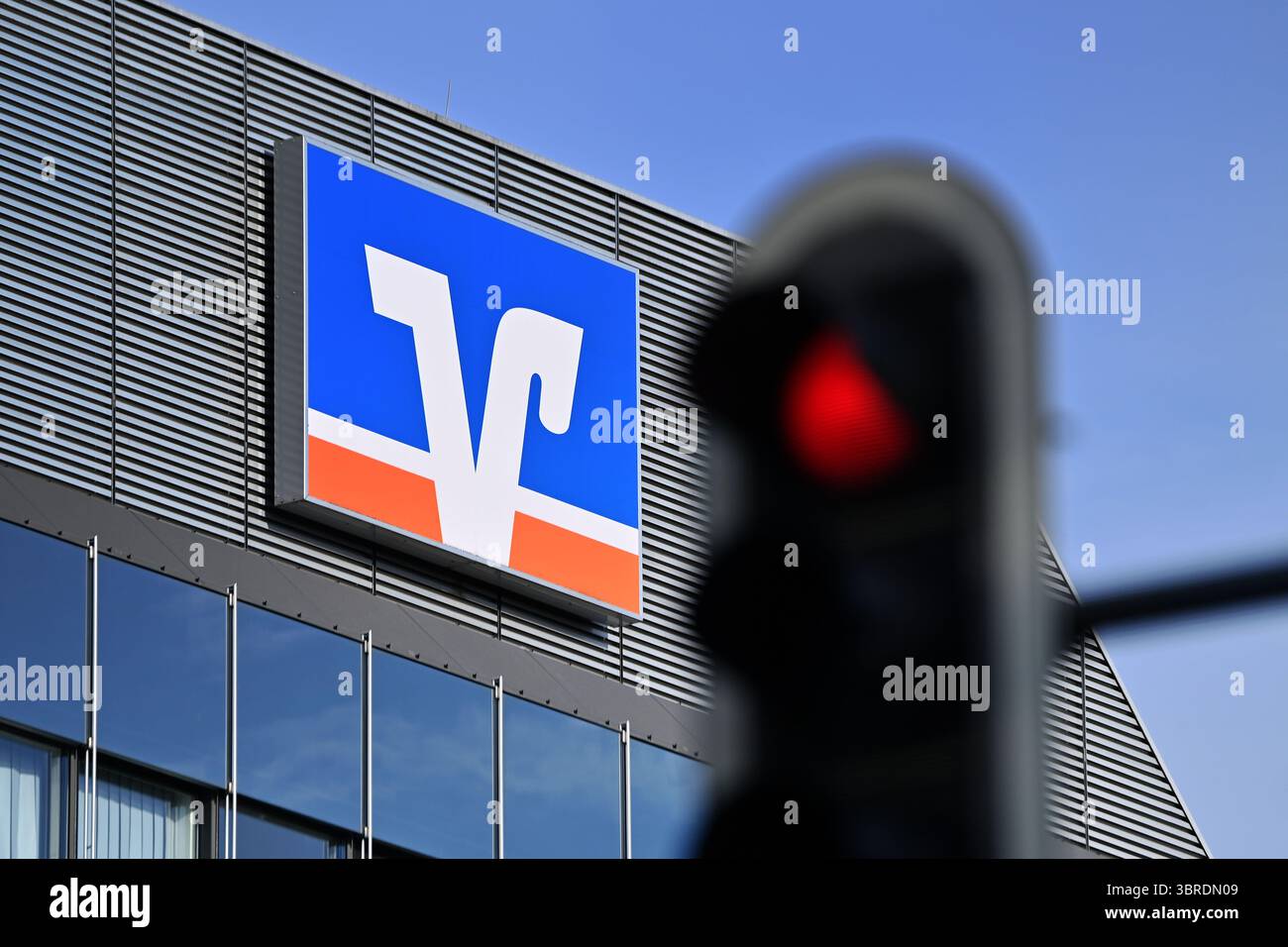 München, Deutschland. Juli 2025. Themenfoto: Volksbank Raiffeisenbank EG, Logo, Banklogo, Firmenlogo, Firmenlogo. Rote Ampel. ? Quelle: dpa/Alamy Live News Stockfoto