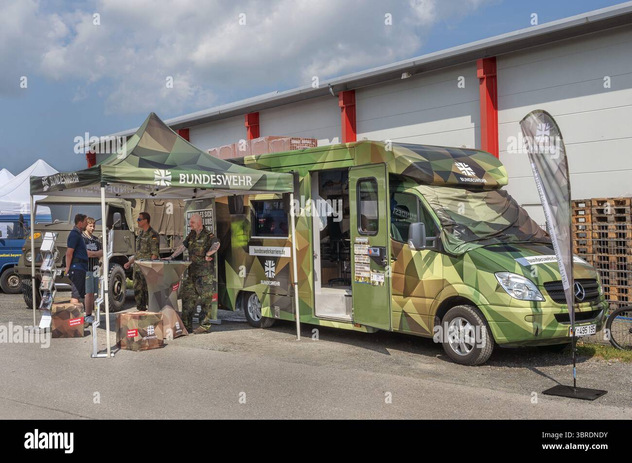 Die Bundeswehr rekrutiert neues Personal beim Flugfeldfest in Durach, Allgäu, Schwaben, Bayern Stockfoto