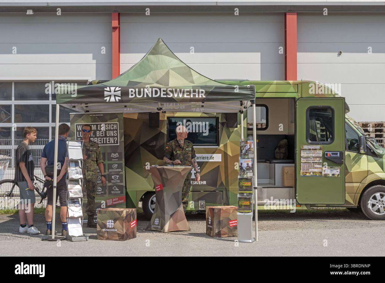 Die Bundeswehr rekrutiert neues Personal beim Flugfeldfest in Durach, Allgäu, Schwaben, Bayern Stockfoto
