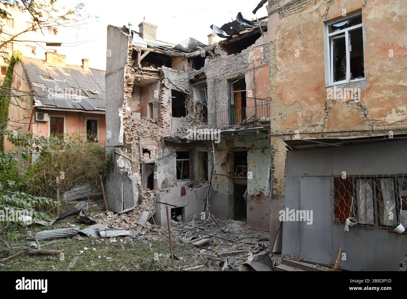 Lviv, Ukraine 12. Juli 2025. Die Folgen der mehrfachen Angriffe Russlands auf die Ukraine über Nacht. In der Nacht vom 12. Juli führte Russland seinen größten Drohnenangriff auf Lemberg durch. Mehrere Häuser und Autos wurden beschädigt, ebenso wie Industrieanlagen. Stockfoto