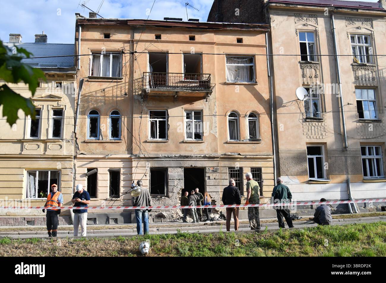 Lviv, Ukraine 12. Juli 2025. Die Folgen der mehrfachen Angriffe Russlands auf die Ukraine über Nacht. In der Nacht vom 12. Juli führte Russland seinen größten Drohnenangriff auf Lemberg durch. Mehrere Häuser und Autos wurden beschädigt, ebenso wie Industrieanlagen. Stockfoto
