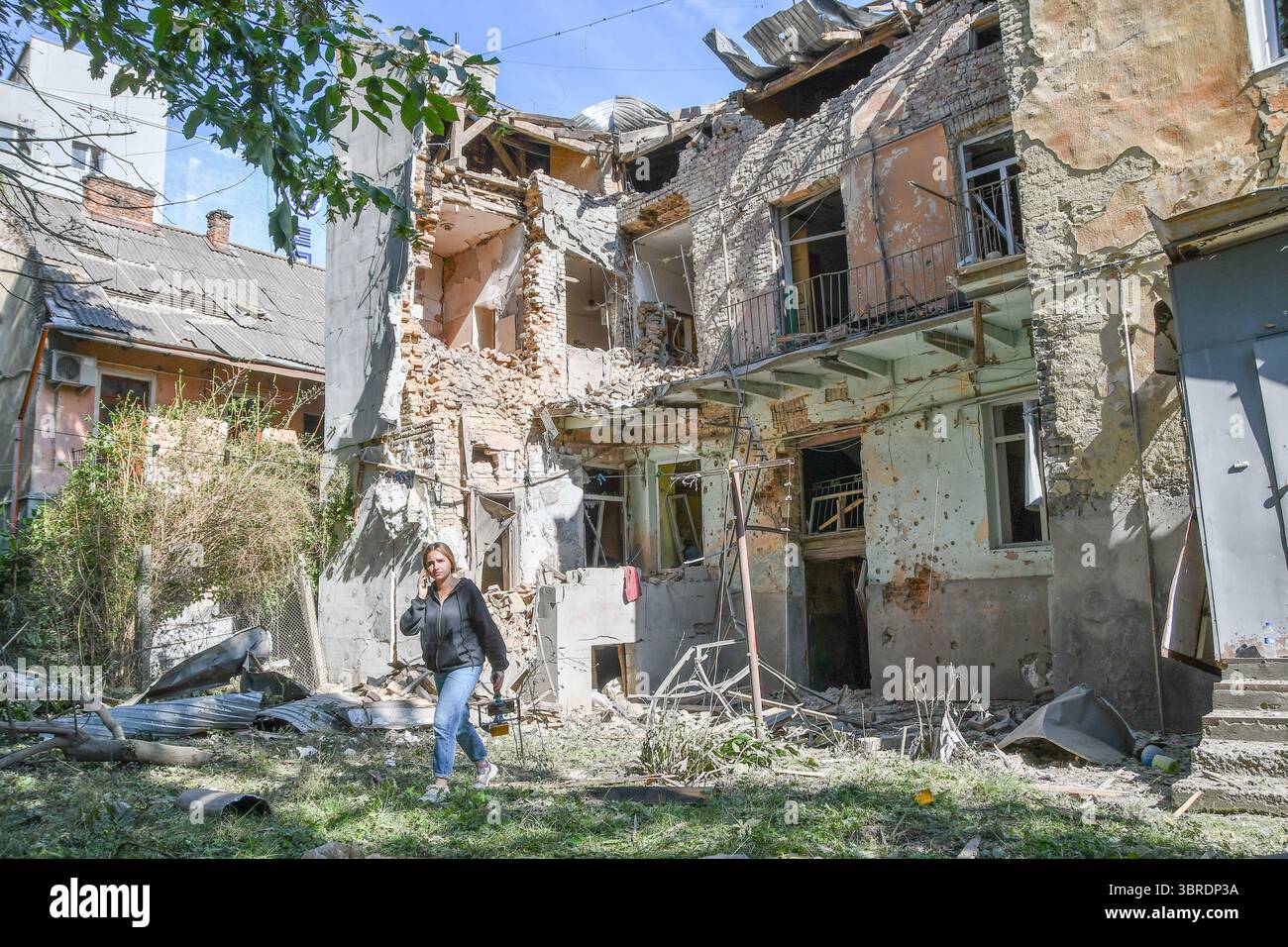 Lviv, Ukraine 12. Juli 2025. Die Folgen der mehrfachen Angriffe Russlands auf die Ukraine über Nacht. In der Nacht vom 12. Juli führte Russland seinen größten Drohnenangriff auf Lemberg durch. Mehrere Häuser und Autos wurden beschädigt, ebenso wie Industrieanlagen. Stockfoto