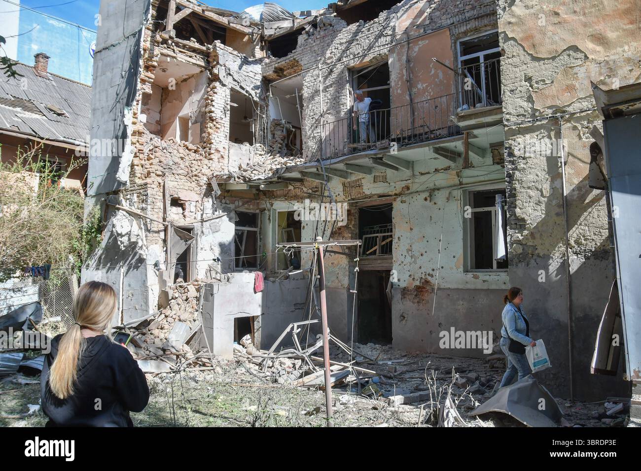 Lviv, Ukraine 12. Juli 2025. Die Folgen der mehrfachen Angriffe Russlands auf die Ukraine über Nacht. In der Nacht vom 12. Juli führte Russland seinen größten Drohnenangriff auf Lemberg durch. Mehrere Häuser und Autos wurden beschädigt, ebenso wie Industrieanlagen. Stockfoto