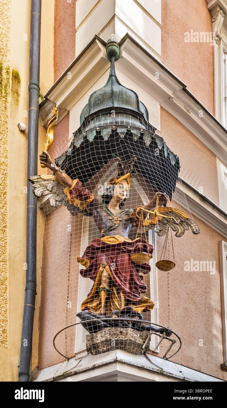 Lady Justice, Göttin der Gerechtigkeit, Statue an der Hausecke, Radisson Blu Hotel Altstadt, Judengasse, Altstadt, Zentrum von Salzburg, Österreich Stockfoto