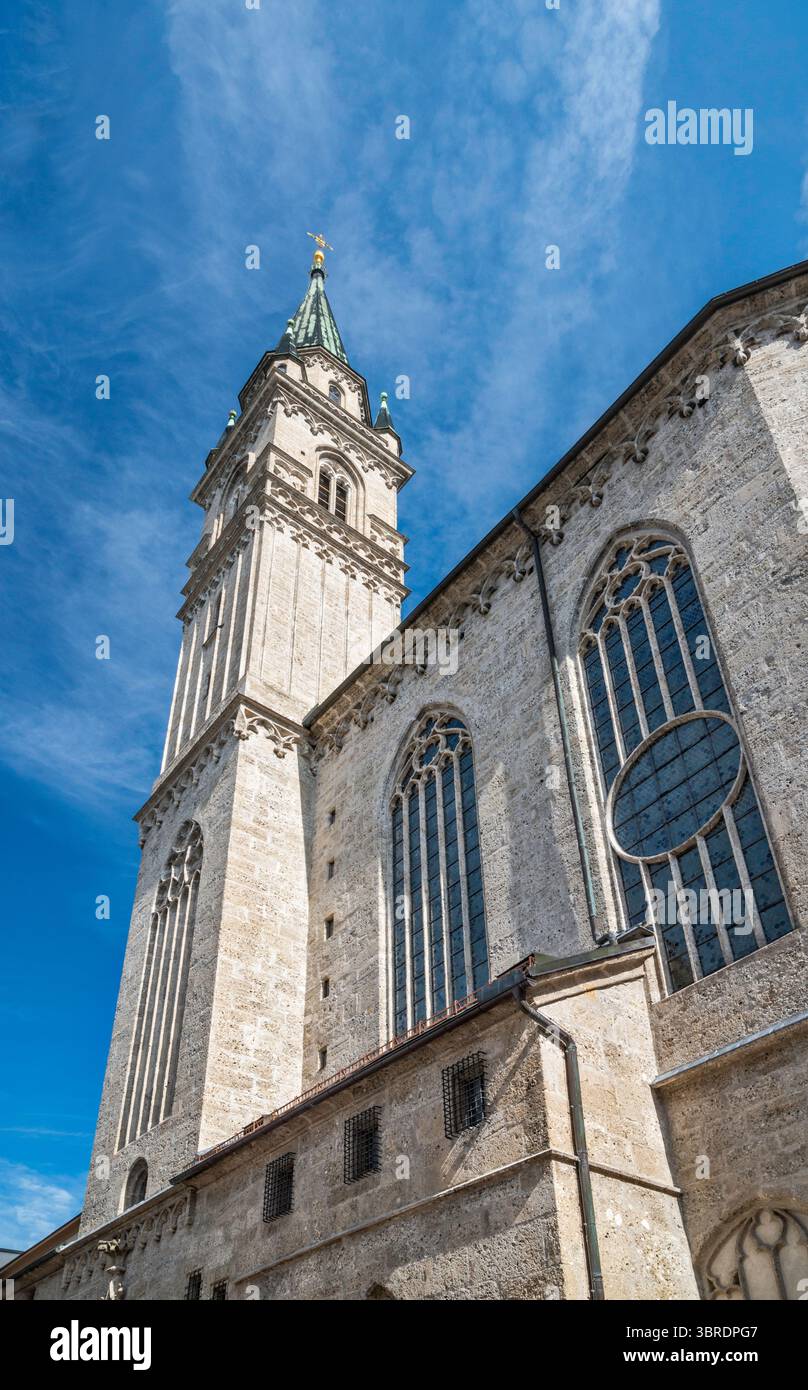 Franziskanerkirchturm, Blick von der Franziskanergasse, Altstadt, historisches Zentrum der Stadt Salzburg, Österreich Stockfoto