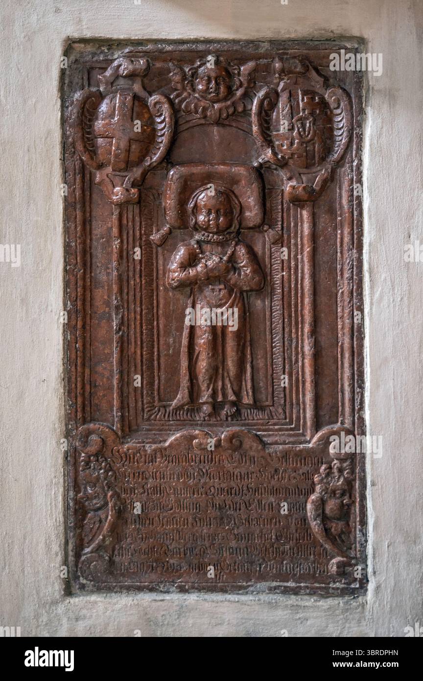 Kindergrabstein in der Franziskanerkirche, Altstadt, historisches Zentrum der Stadt Salzburg, Österreich Stockfoto
