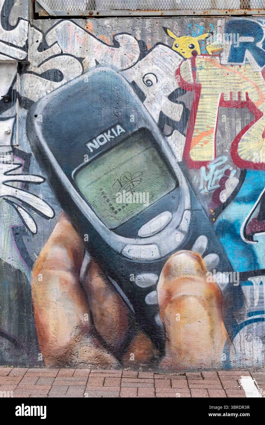 Nokia 3310, ein Detail von 54 Meter langen Graffiti von Sebastian Schultz (2018) an der Metsä Board Tako Mühlenwand in Tampere, Finnland Stockfoto