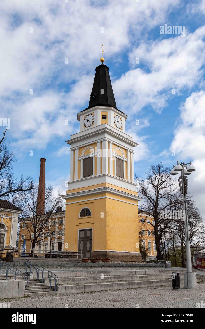 Alter hölzerner Glockenturm des Glockenturms von Tampere Alte Kirche, entworfen von Carol Ludvig Engel und erbaut 1828 in Tampere, Finnland Stockfoto