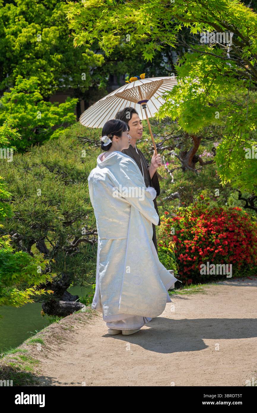 Japanische Braut und Bräutigam werden in Sorakuen Gardens, Kobe, Japan fotografiert Stockfoto