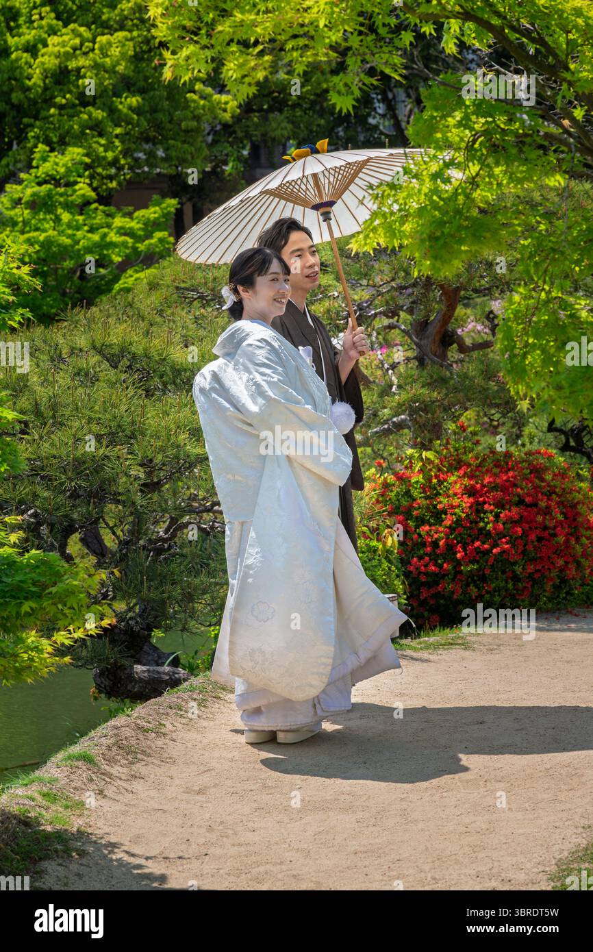 Japanische Braut und Bräutigam werden in Sorakuen Gardens, Kobe, Japan fotografiert Stockfoto