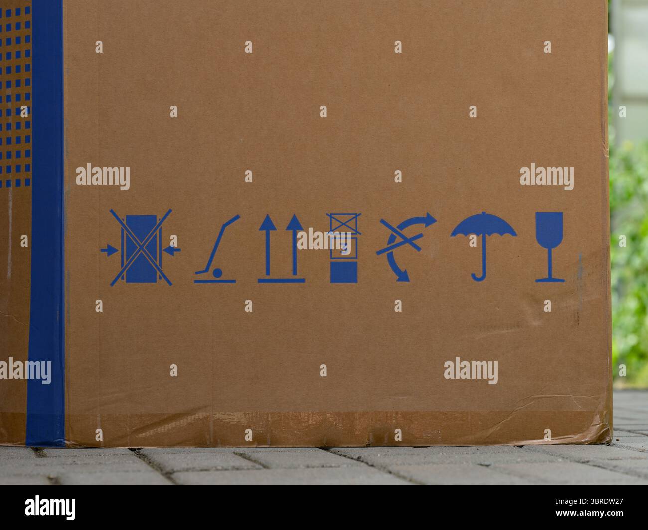 Karton aus Kühlschachtel mit Symbolen für die Transportverpackung im Freien Stockfoto